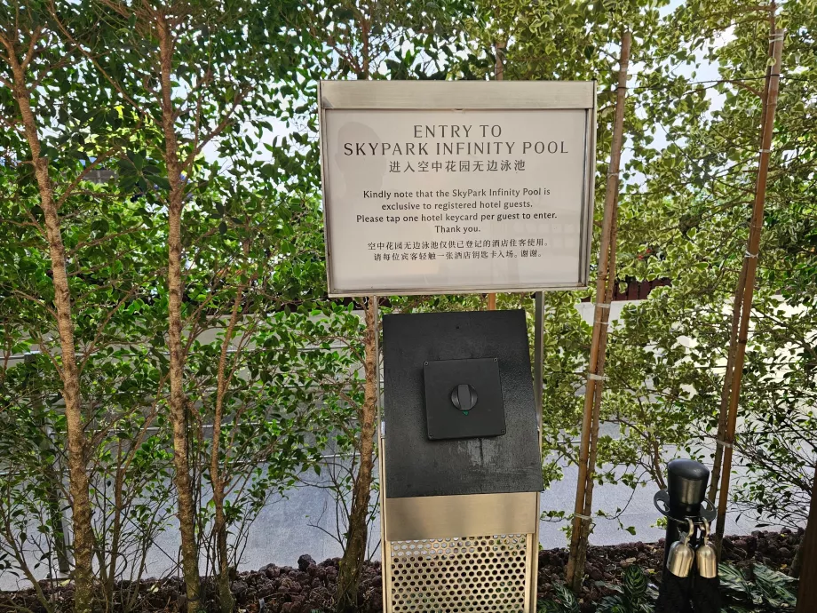 Leitor de cartões de quarto à entrada da piscina