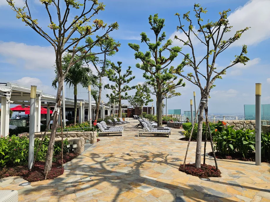 Espreguiçadeiras no terraço do Hotel MBS