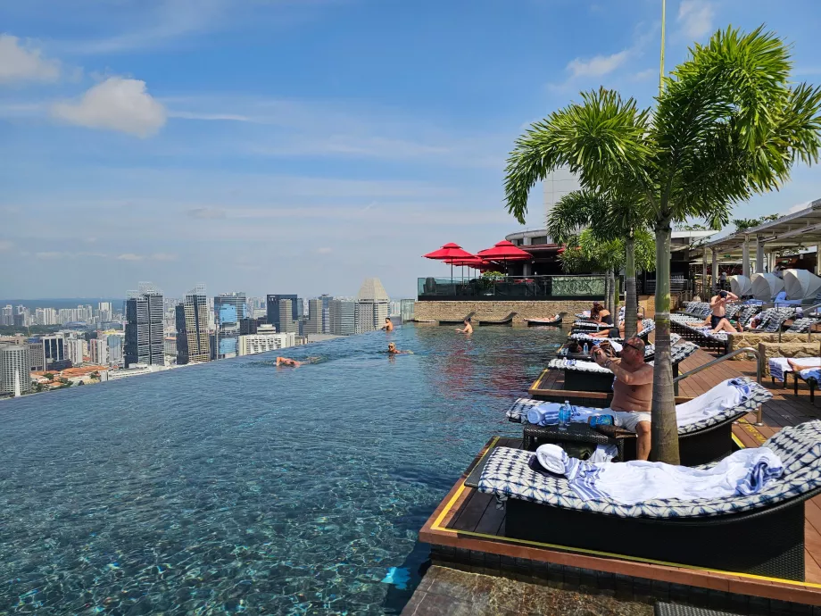 Piscina no terraço e espreguiçadeiras