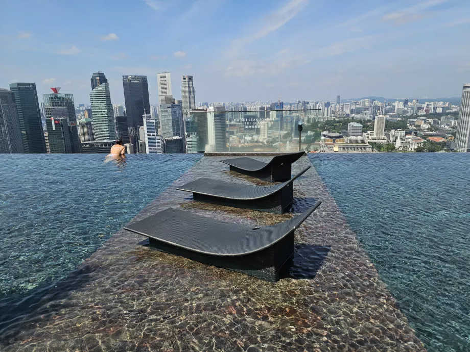Piscina no terraço e espreguiçadeiras