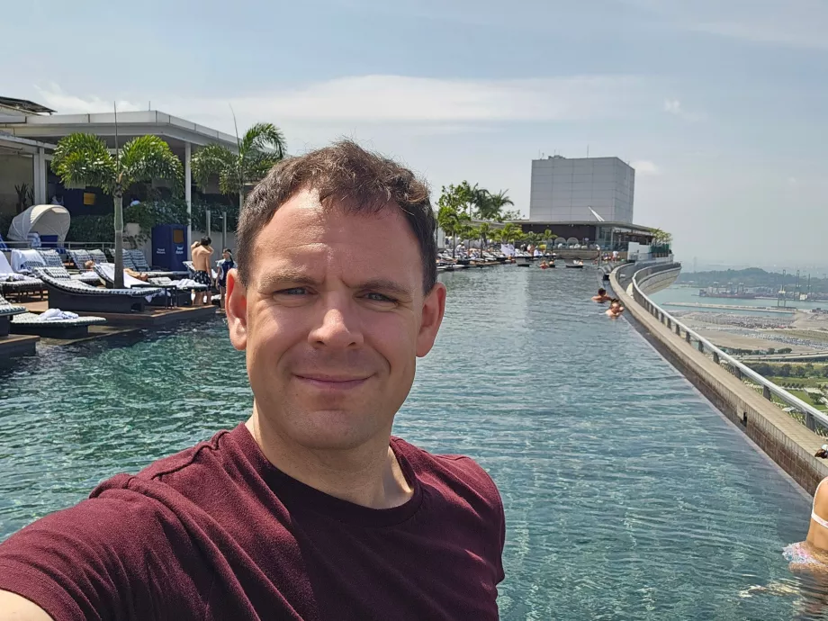 Piscina de beiral infinito no Marina Bay Sands