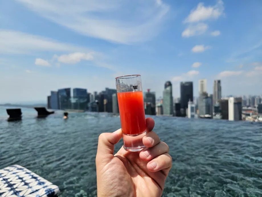 Bebida de cortesia junto à piscina