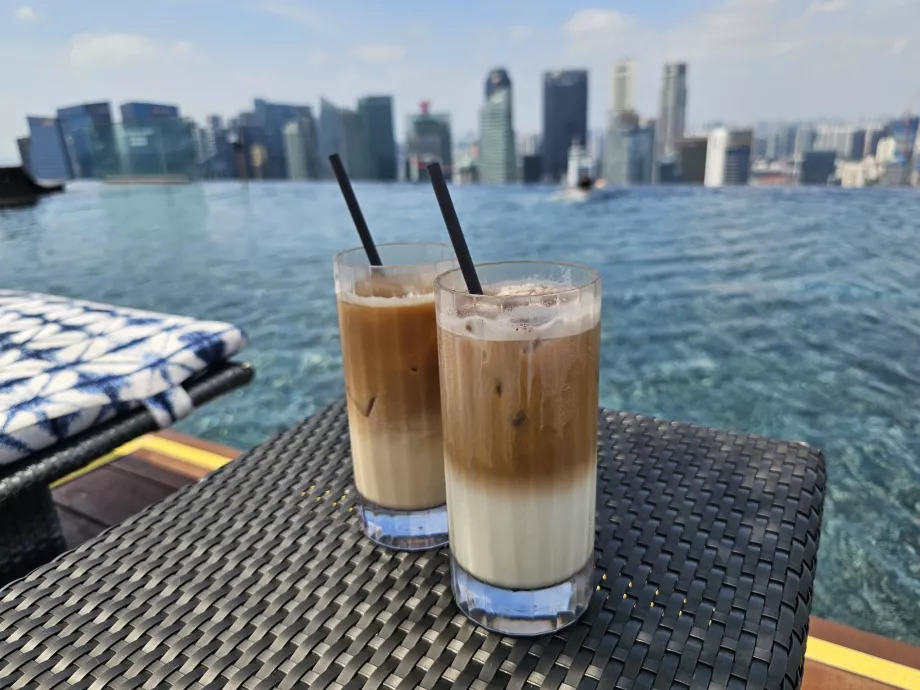 Café junto à piscina