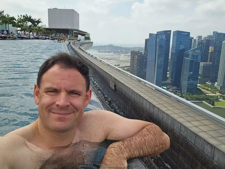 Eu na piscina do terraço do Marina Bay Sands