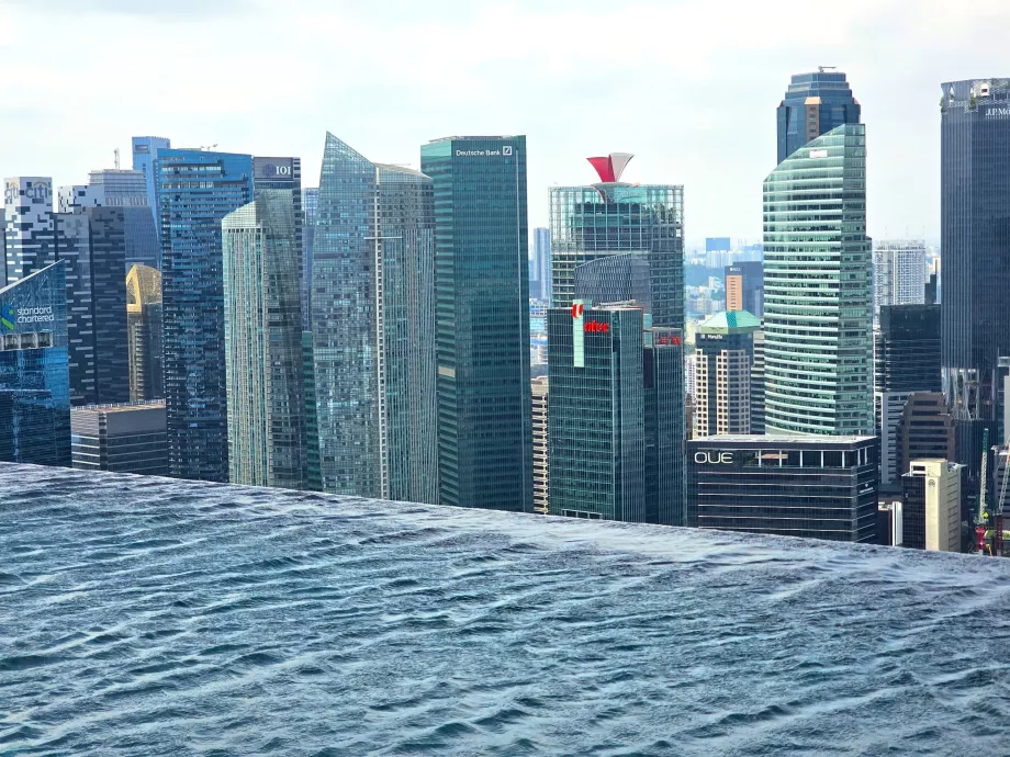 Piscina de beiral infinito no Marina Bay Sands
