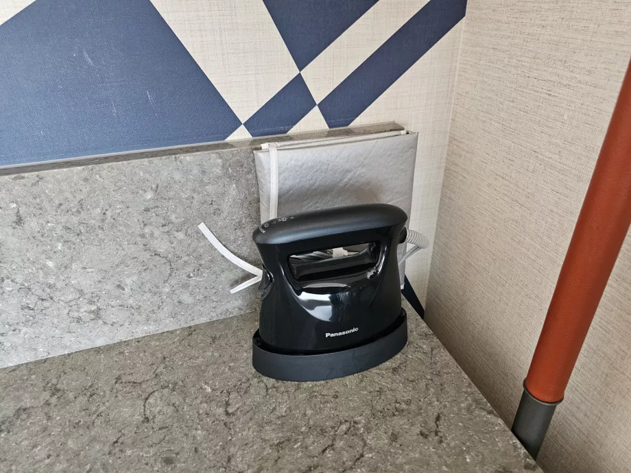 Ferro de engomar no quarto