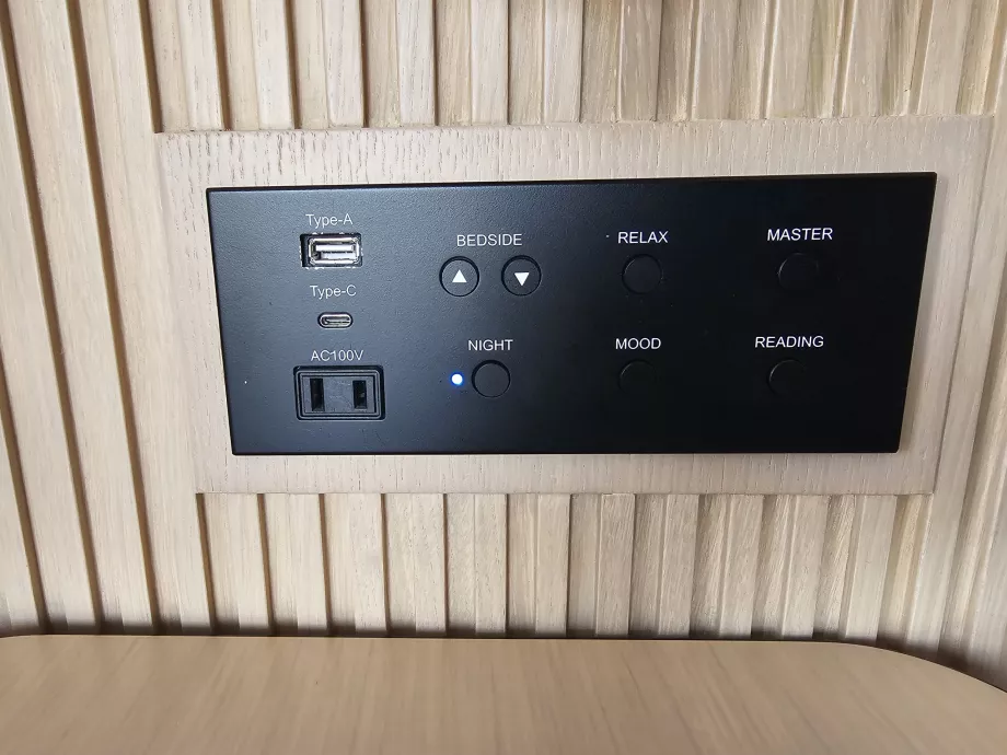Tomadas e ligações USB ao lado da cama