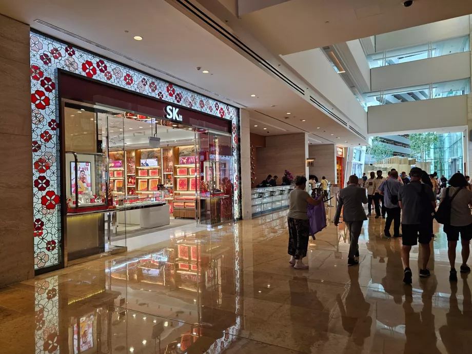 Lojas no átrio do hotel