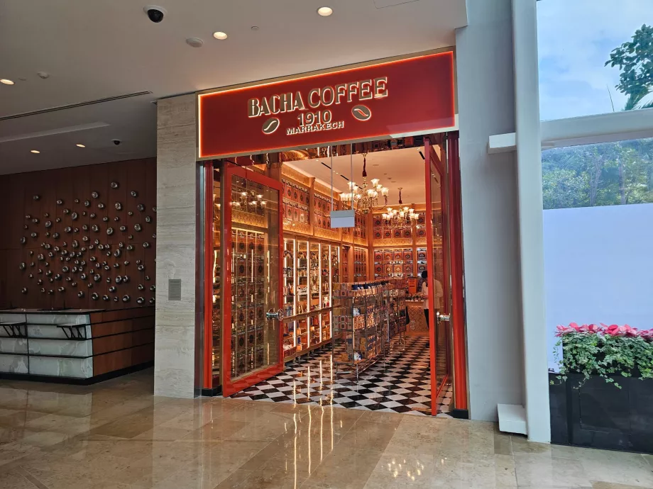 Lojas no átrio do hotel