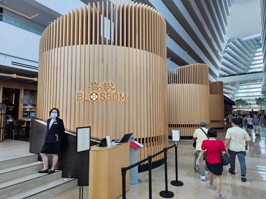 Restaurante no átrio do hotel