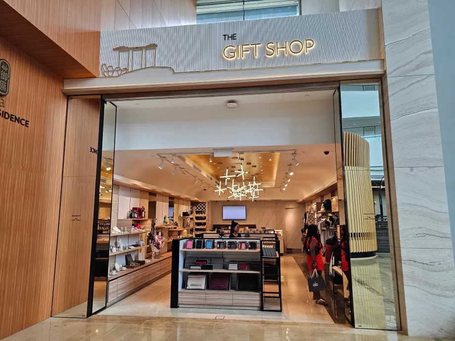 Lojas no átrio do hotel