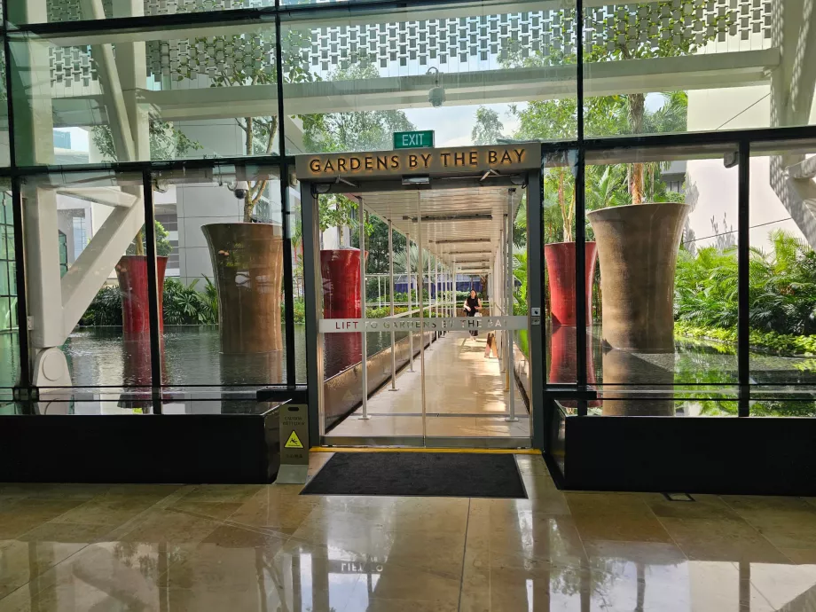 Saída para os Jardins da Baía