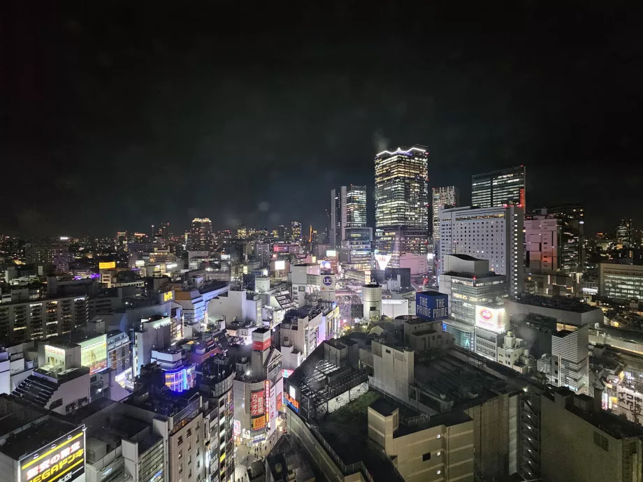 Vista do quarto no 18º andar durante a noite