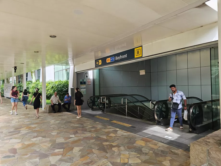 Estação de metro Bayfront perto do hotel