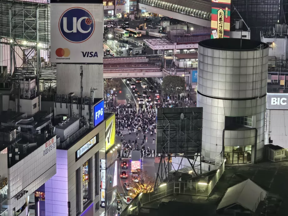 Vista do cruzamento de Shibuya à noite - com zoom