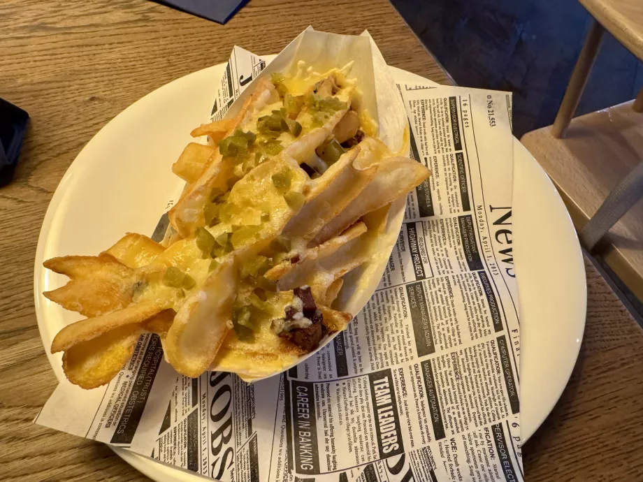 Batatas fritas com queijo e bacon