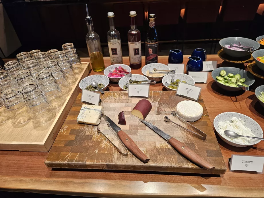 Pequeno-almoço - queijo, azeitonas e azeites