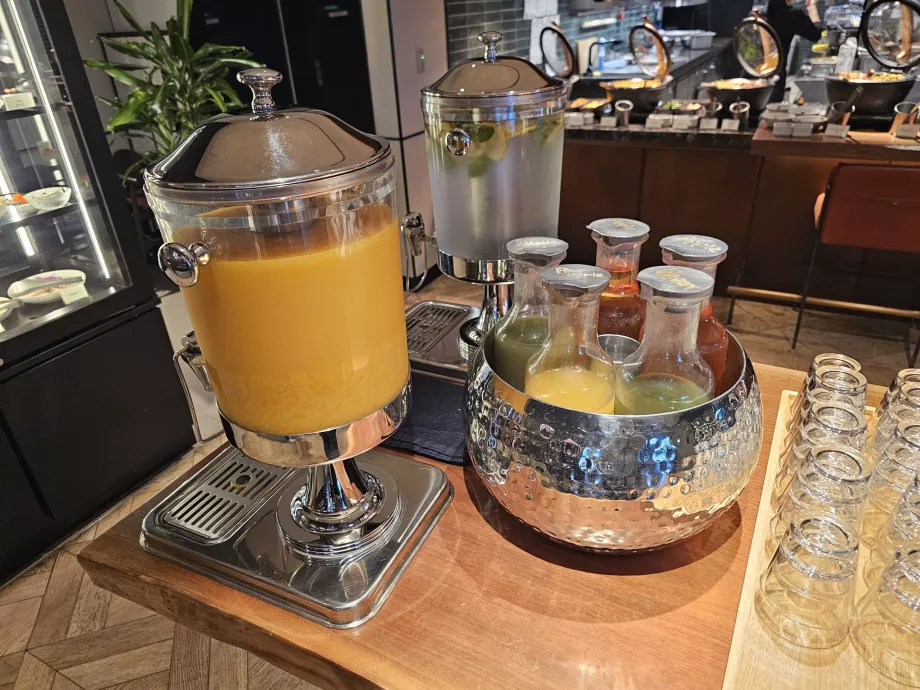 Pequeno-almoço - sumos e água