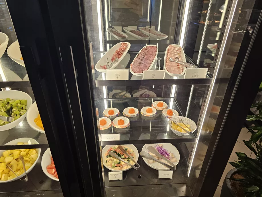 Pequeno-almoço - saladas e presuntos