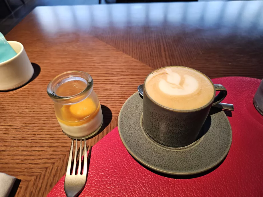 Pequeno-almoço - cappuccino e iogurte