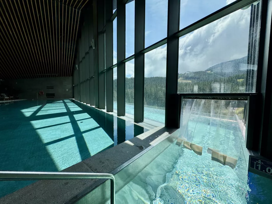 Entrada para a parte exterior da piscina