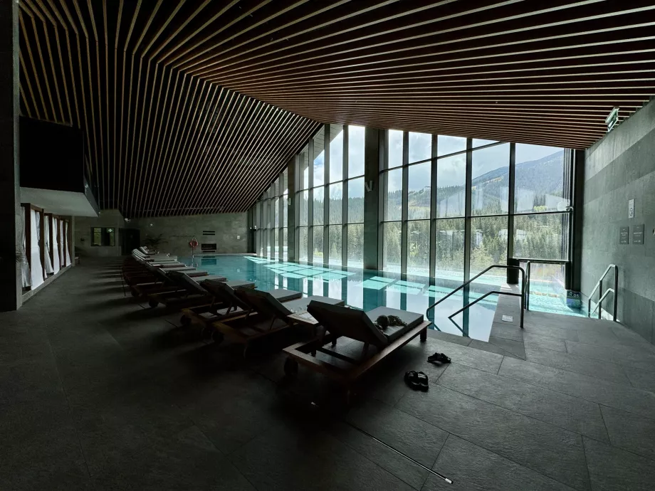 Piscina interior e exterior