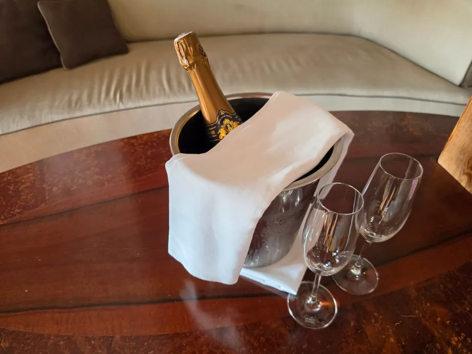 Uma garrafa de vinho espumante oferecida pelo hotel