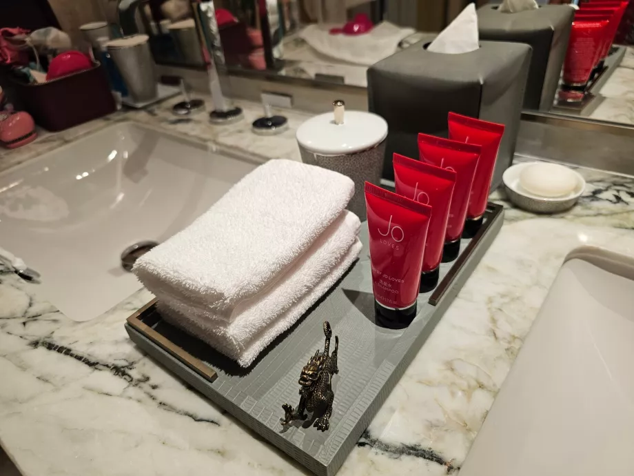 Champôs e cremes Jo's no quarto