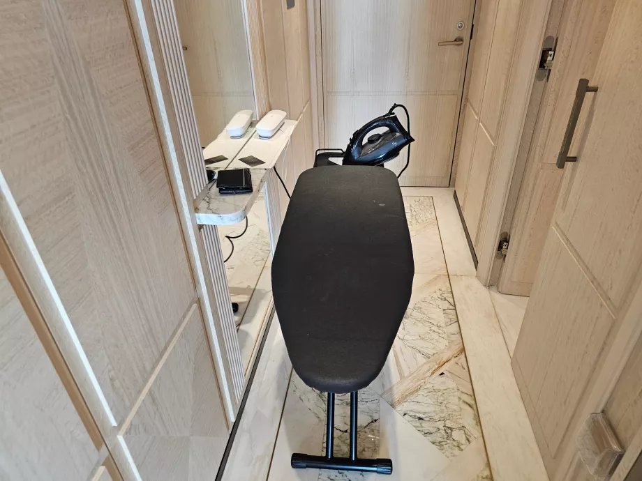 Tábua de engomar no quarto