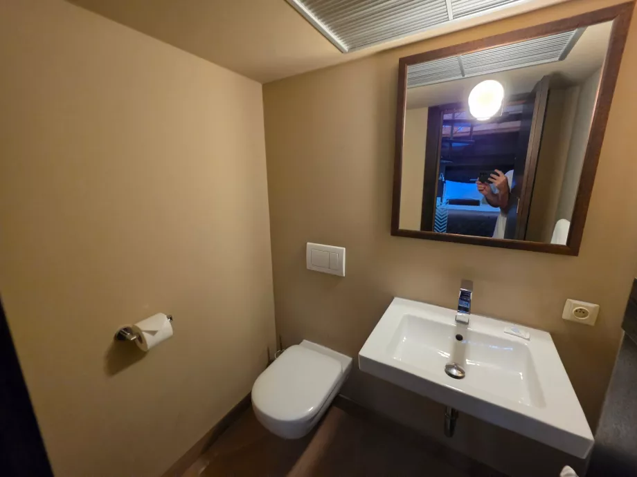 Uma casa de banho no quarto