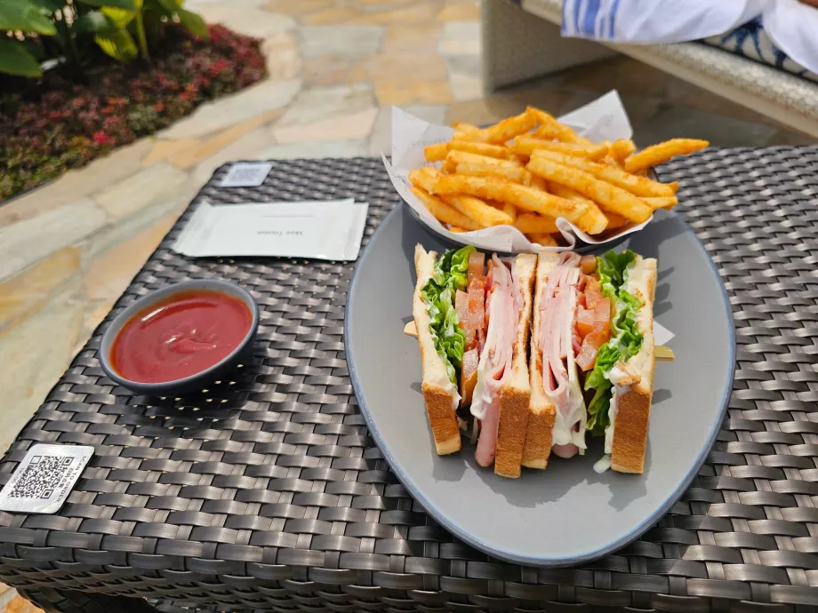 Lanche na piscina do hotel
