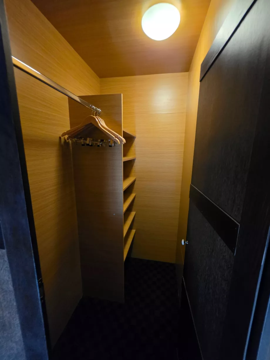 Roupeiro atrás da cama