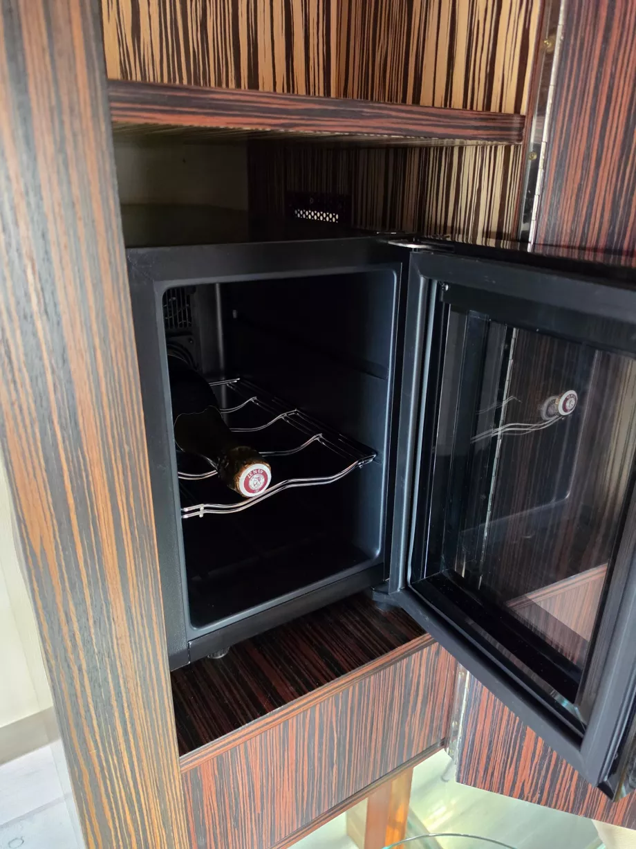 Um frigorífico com vinho espumante na torre