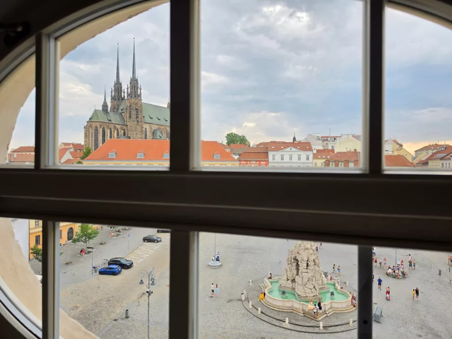 Vista através da janela para o Zelný trh