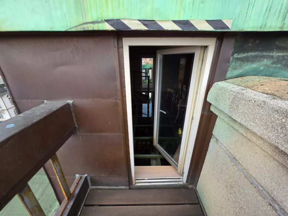 A porta da varanda que dá acesso à torre
