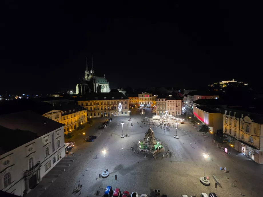 Uma vista noturna a partir da torre de Zelný trh