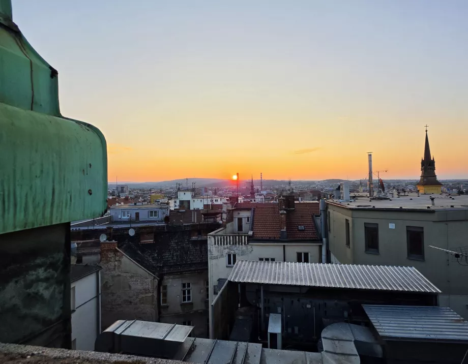 Nascer do sol sobre Brno, visto da varanda da torre