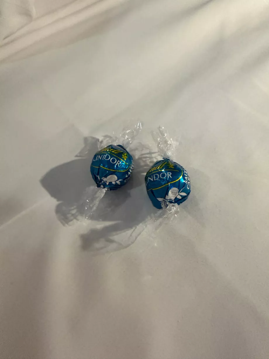 Chocolates Lindor servidos com o chá da tarde