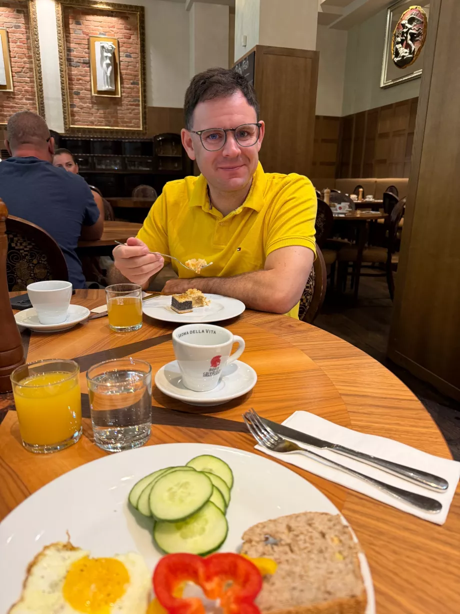Estou a tomar o pequeno-almoço no Hotel Grandezza