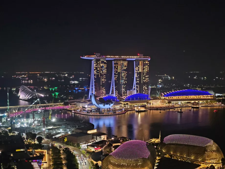 Vista nocturna do quarto