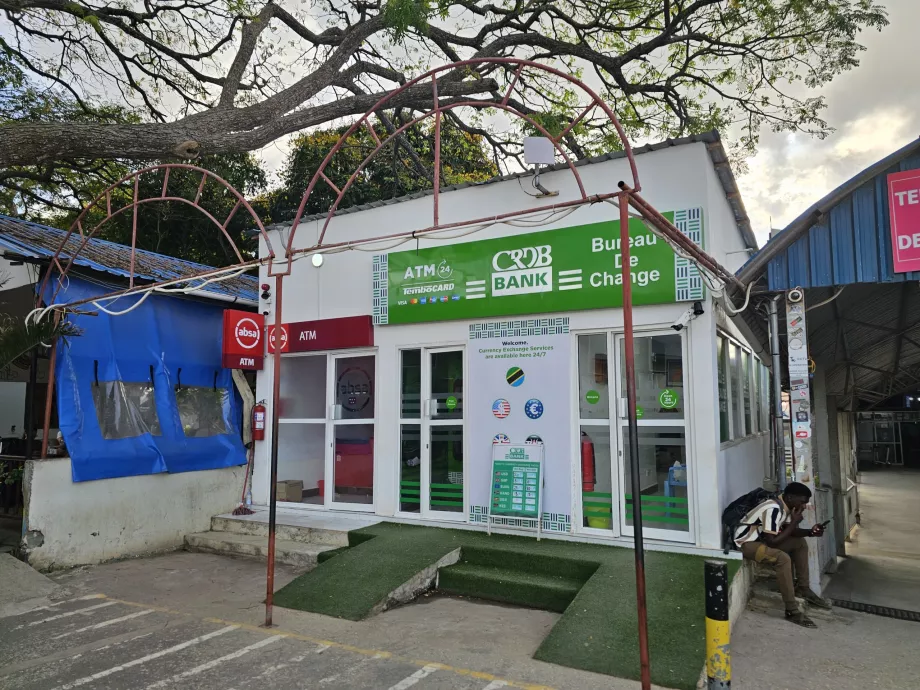 Caixa Multibanco em frente ao Terminal 2