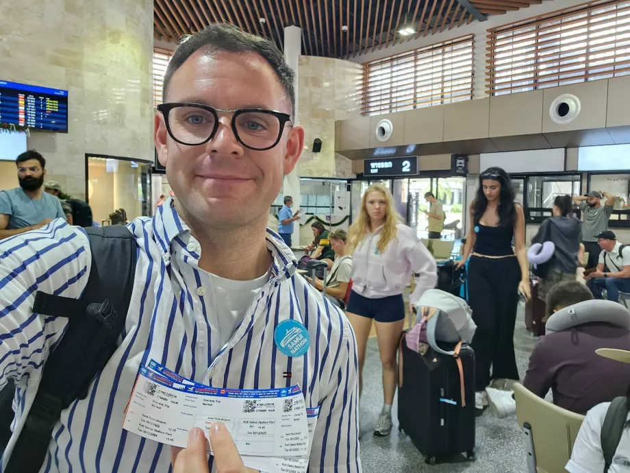 Eu com bilhetes para o autocarro + barco de transferência para Koh Samui