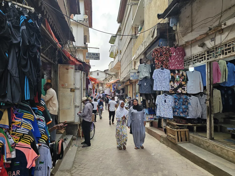 Darajani Souk, roupas à venda