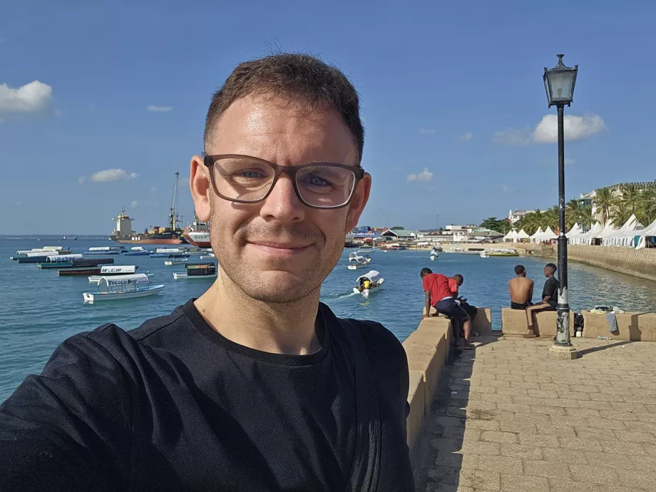 Eu no passeio marítimo de Forodhani