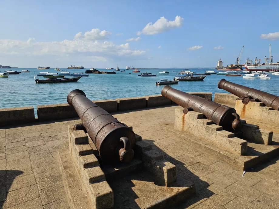 Canhões históricos no passeio marítimo de Forodhani