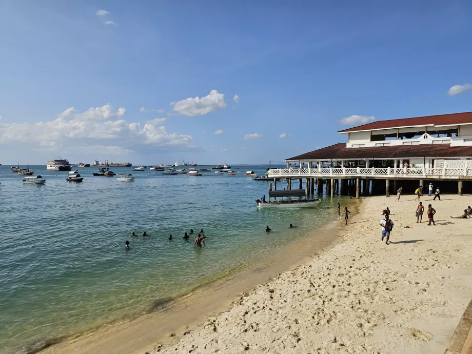 Praia e restaurante no passeio marítimo de Forodhani
