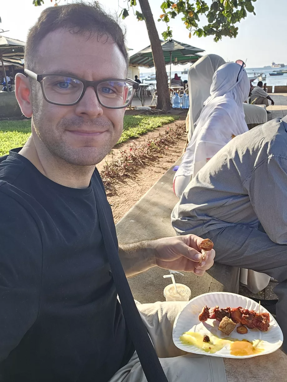 Eu a jantar no Parque Forodhani