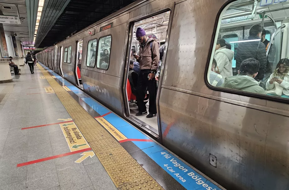 Comboio do metro de Istambul