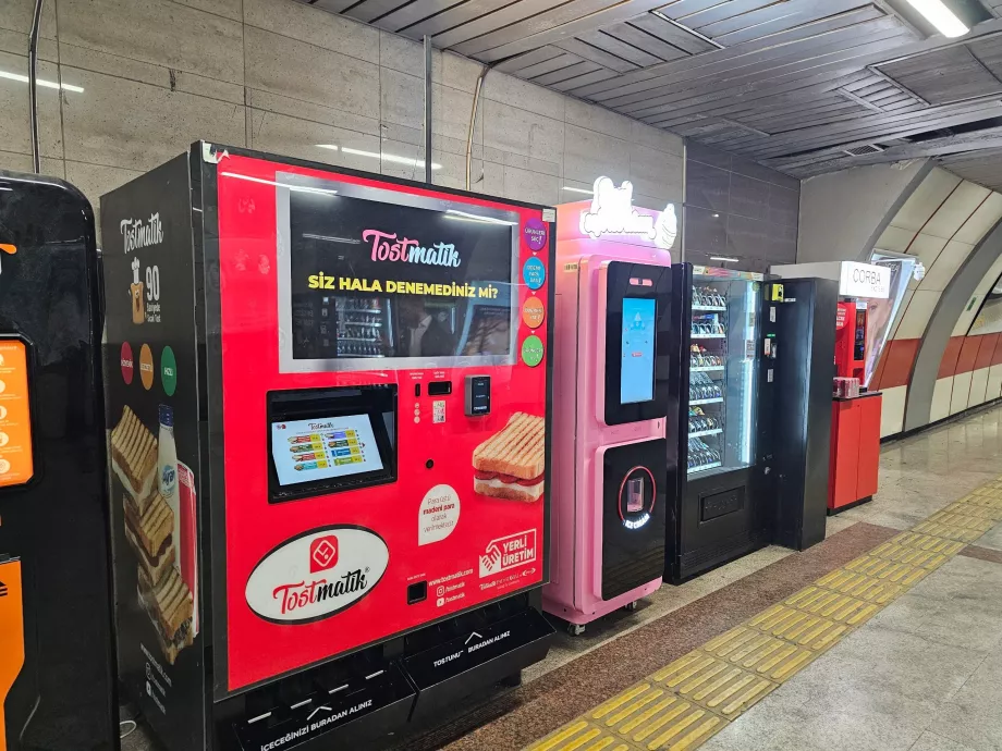 Máquinas de venda automática de alimentos e bebidas nas estações de metro