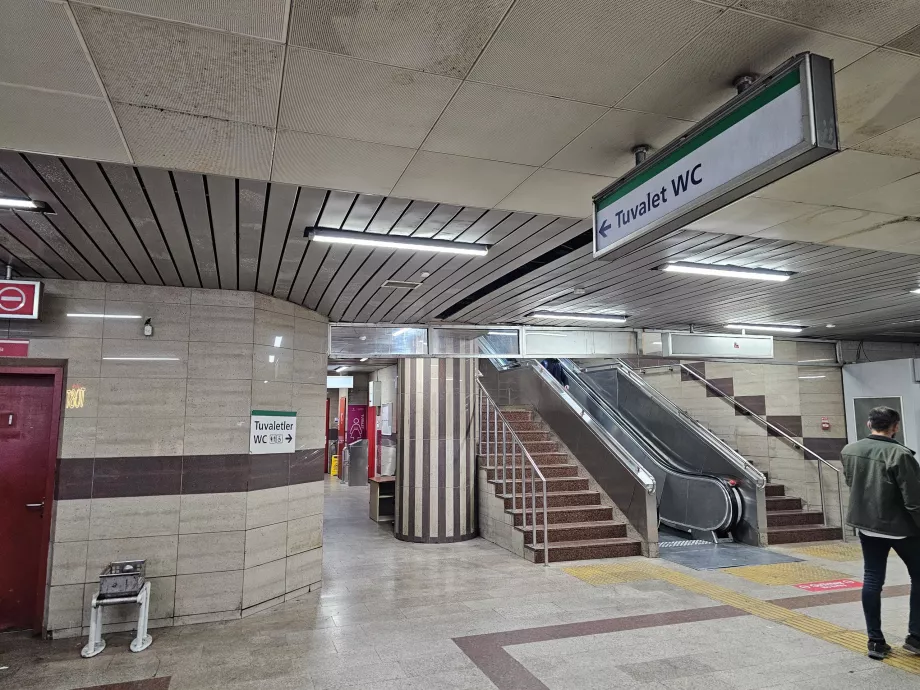 Casa de banho pública na estação de metro